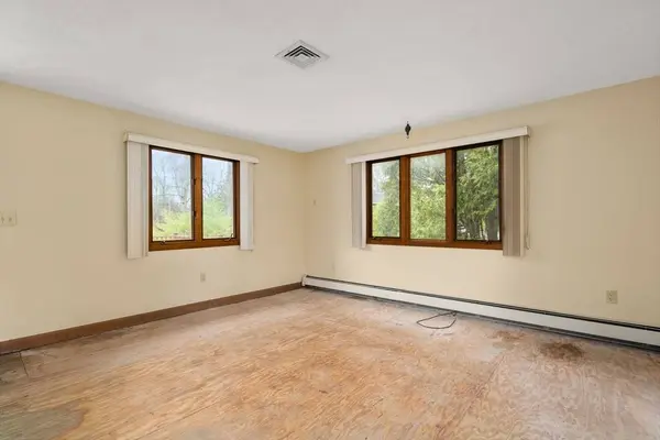4 Greenwich Rd, Norwood, MA 02062