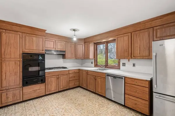 4 Greenwich Rd, Norwood, MA 02062
