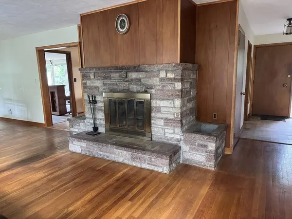 16 Buckingham Rd, Norwood, MA 02062