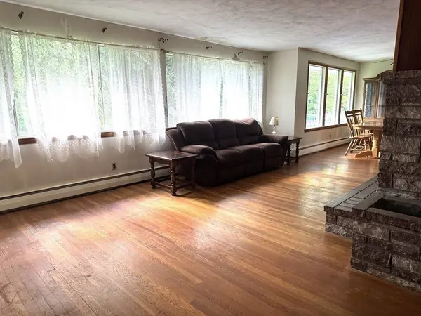 16 Buckingham Rd, Norwood, MA 02062
