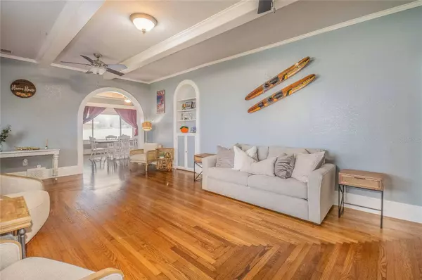 107 LAKE HOWARD DR NW, Winter Haven, FL 33880