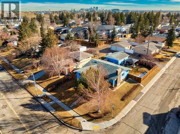 5424 37 Street SW, Calgary, AB T3E5M5