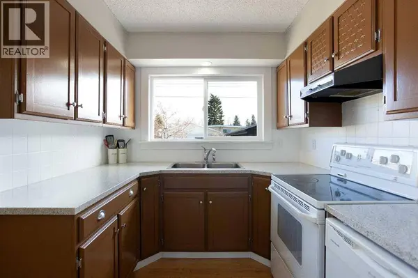 23 Queen Isabella Close SE, Calgary, AB T2J3R2