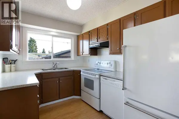 23 Queen Isabella Close SE, Calgary, AB T2J3R2