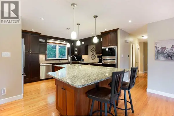 5028 Vanstone Crescent NW, Calgary, AB T3A0V9