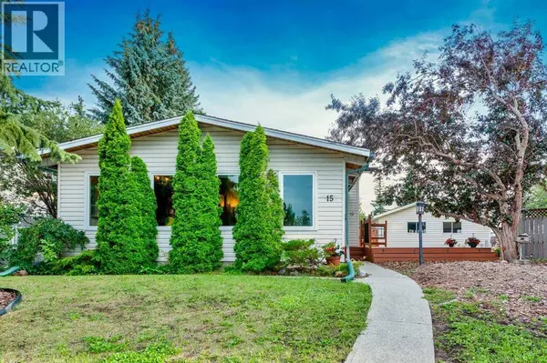 15 Southdale Bay SW, Calgary, AB T2W1W1