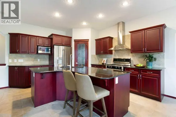 66 Cougarstone Close SW, Calgary, AB T3H5J4