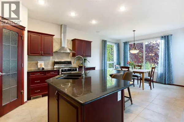 66 Cougarstone Close SW, Calgary, AB T3H5J4