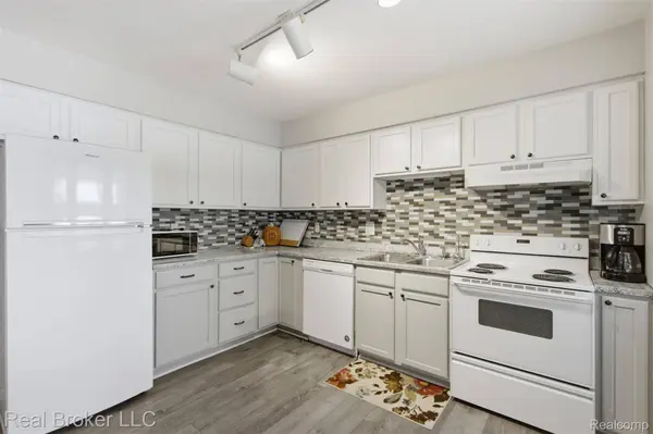 8152 Fox Hollow RD, Goodrich, MI 48438