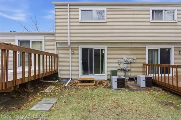 759 Hilldale CIR, Milford, MI 48381