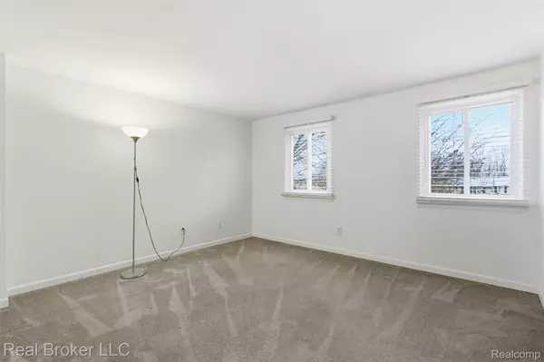 759 Hilldale CIR, Milford, MI 48381