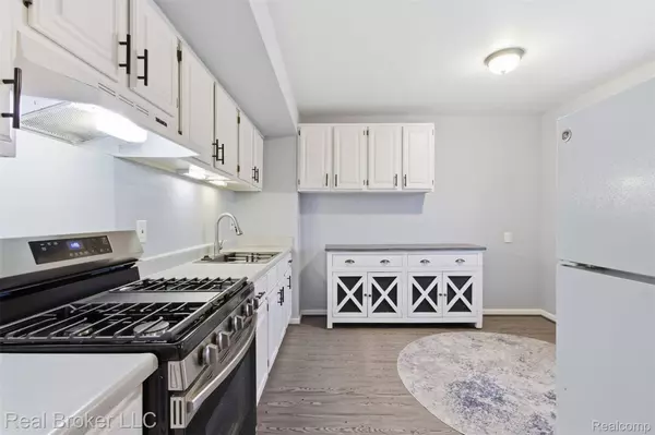 759 Hilldale CIR, Milford, MI 48381