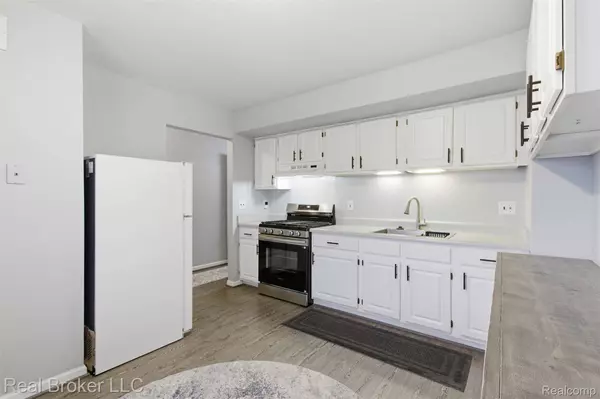 759 Hilldale CIR, Milford, MI 48381