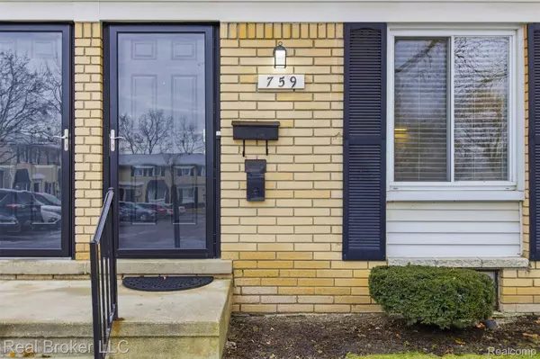 759 Hilldale CIR, Milford, MI 48381