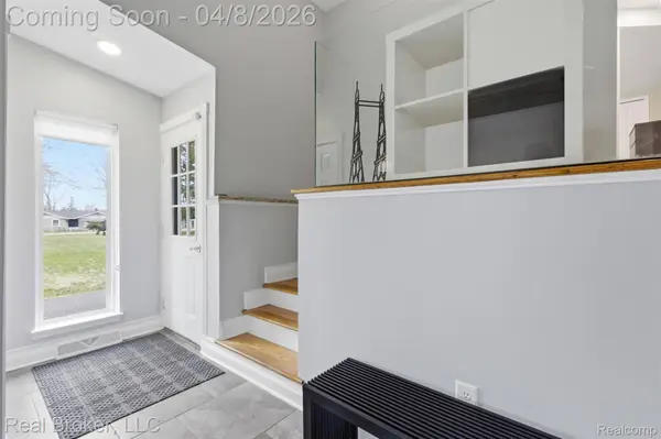 7514 Capri DR, White Lake Charter Township, MI 48383