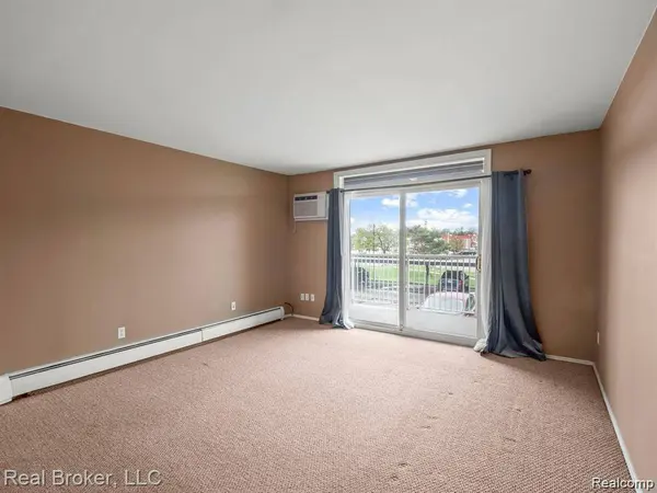 4905 Crooks RD #A5, Royal Oak Charter Township, MI 48073