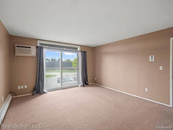 4905 Crooks RD #A5, Royal Oak Charter Township, MI 48073