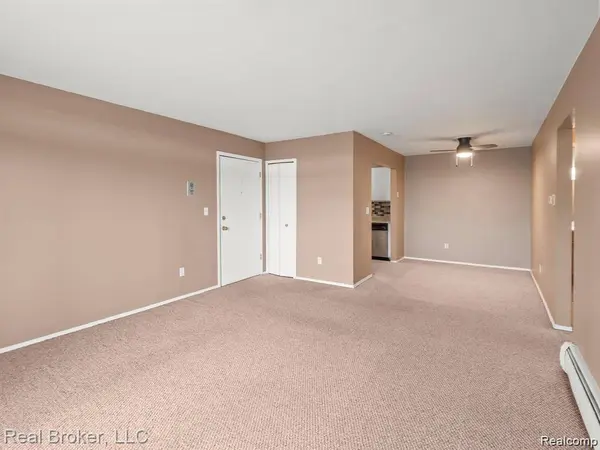 4905 Crooks RD #A5, Royal Oak Charter Township, MI 48073