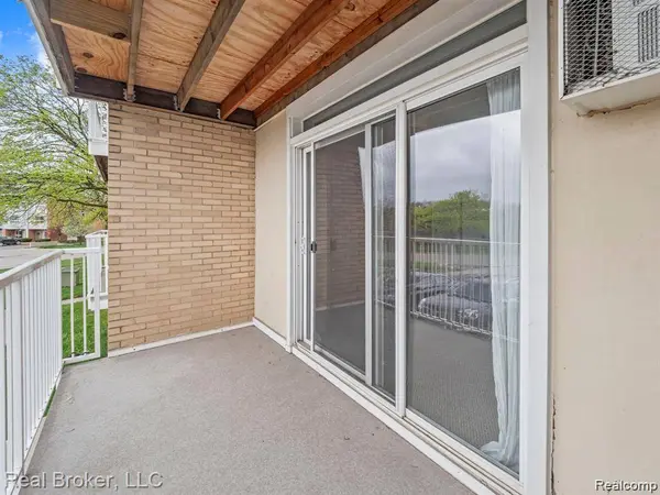 4905 Crooks RD #A5, Royal Oak Charter Township, MI 48073