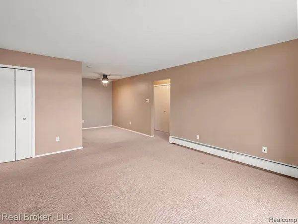 4905 Crooks RD #A5, Royal Oak Charter Township, MI 48073