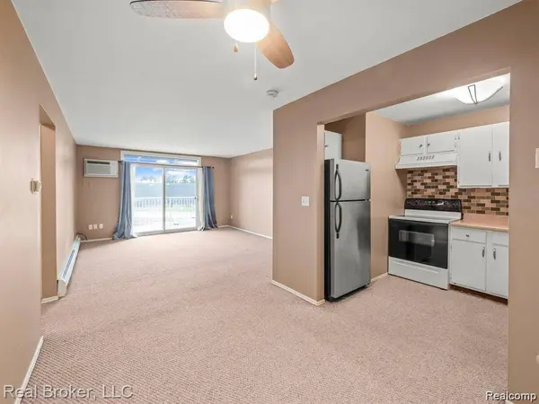 4905 Crooks RD #A5, Royal Oak Charter Township, MI 48073