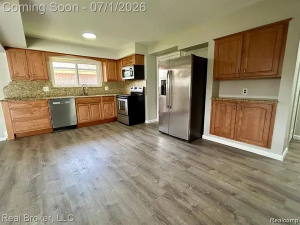 11304 Hemlock DR, Sterling Heights, MI 48312