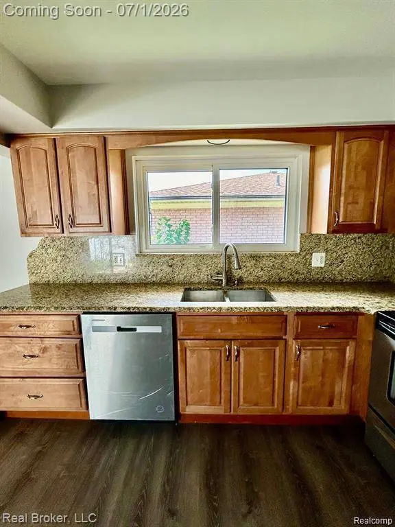 11304 Hemlock DR, Sterling Heights, MI 48312