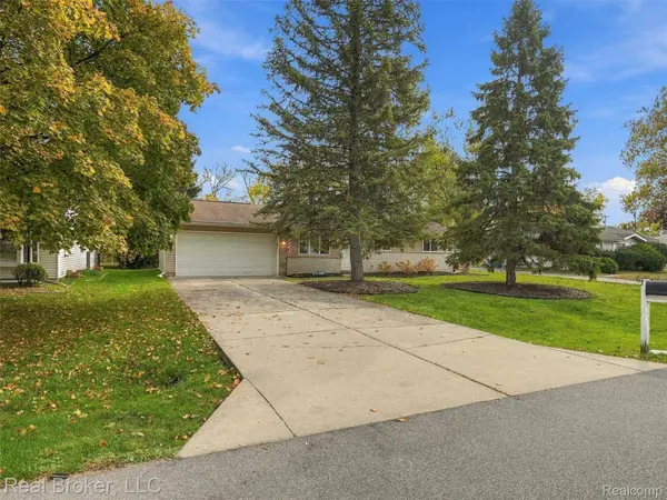 1708 Eastport DR, Troy, MI 48083