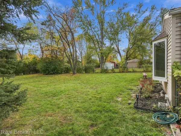 1708 Eastport DR, Troy, MI 48083