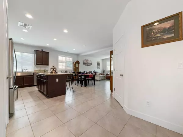 3042 S Meadowbrook Street, Visalia, CA 93292