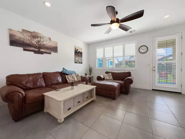 3042 S Meadowbrook Street, Visalia, CA 93292