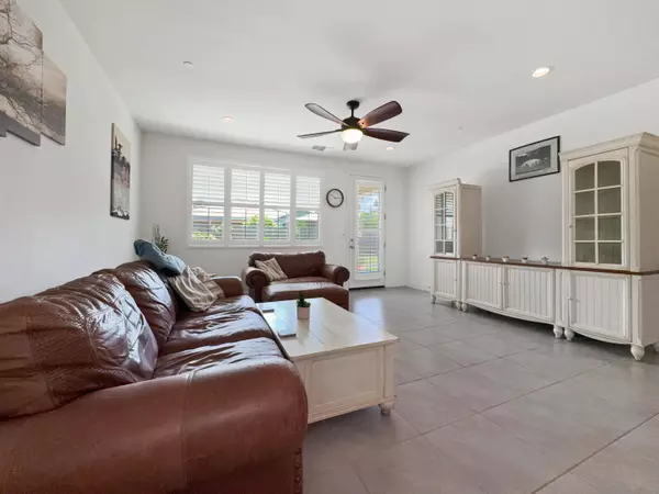 3042 S Meadowbrook Street, Visalia, CA 93292