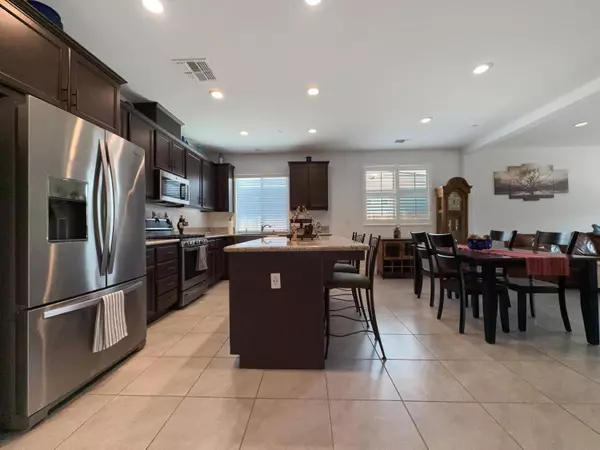 3042 S Meadowbrook Street, Visalia, CA 93292