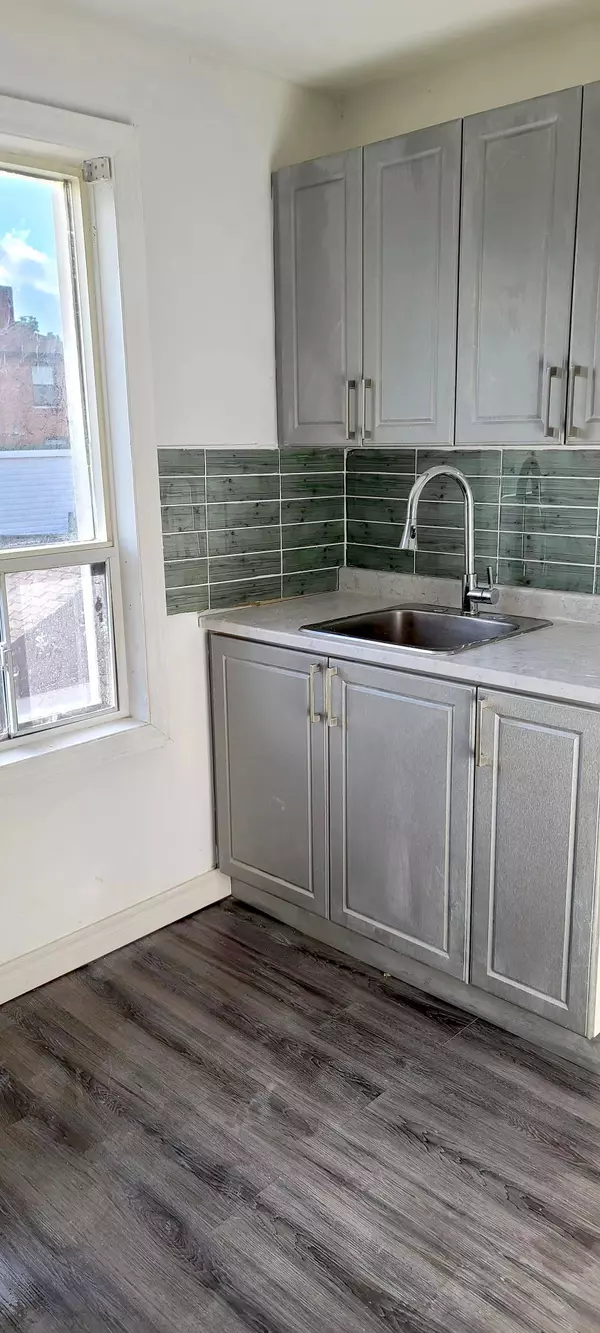 240 Ritson RD S, Oshawa, ON L1H 5H7