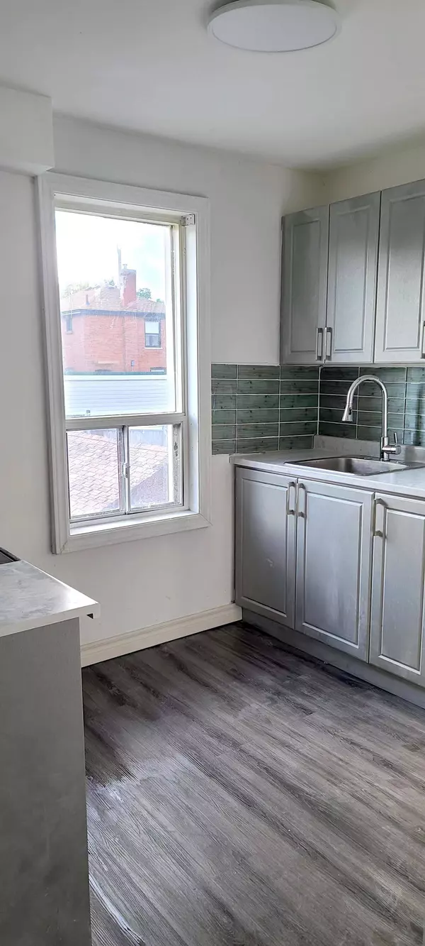 240 Ritson RD S, Oshawa, ON L1H 5H7