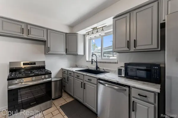 7799 Gary AVE, Westland, MI 48185