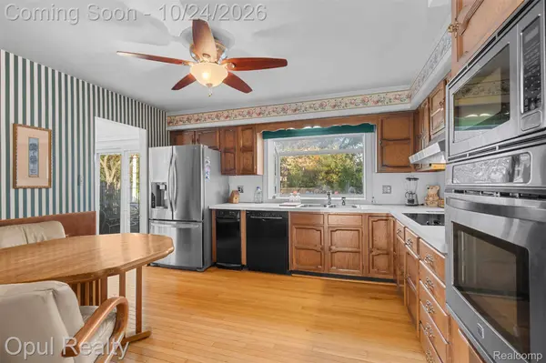 6839 White Pine DR, Bloomfield, MI 48301