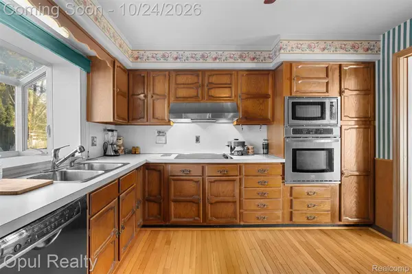 6839 White Pine DR, Bloomfield, MI 48301