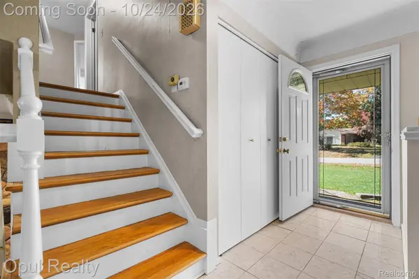 6839 White Pine DR, Bloomfield, MI 48301