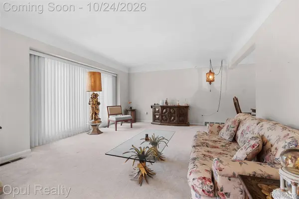 6839 White Pine DR, Bloomfield, MI 48301