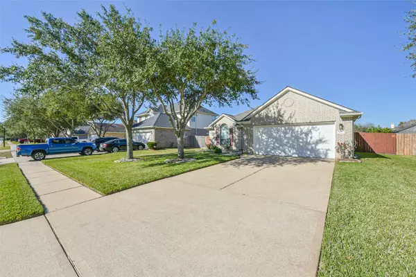 3411 Highland Point LN, Pearland, TX 77581