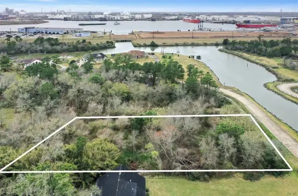 3515 E Bayou DR, Shoreacres, TX 77571