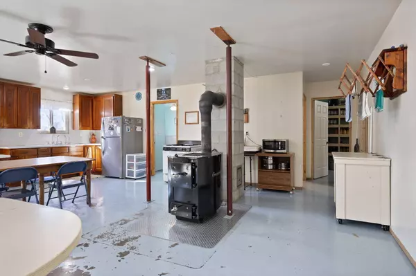 560 Hwy 243, Gravel Switch, KY 40328