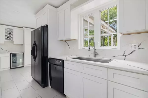 29 Gilcrest DR, West Warwick, RI 02893