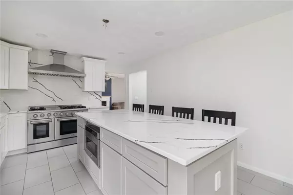 29 Gilcrest DR, West Warwick, RI 02893