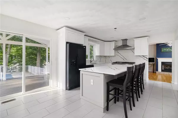 29 Gilcrest DR, West Warwick, RI 02893