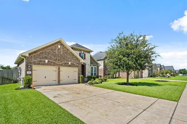 7510 River Pass DR, Pearland, TX 77581