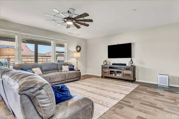 1938 W Van Gogh Street, Hanford, CA 93230