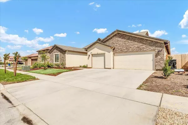 1938 W Van Gogh Street, Hanford, CA 93230