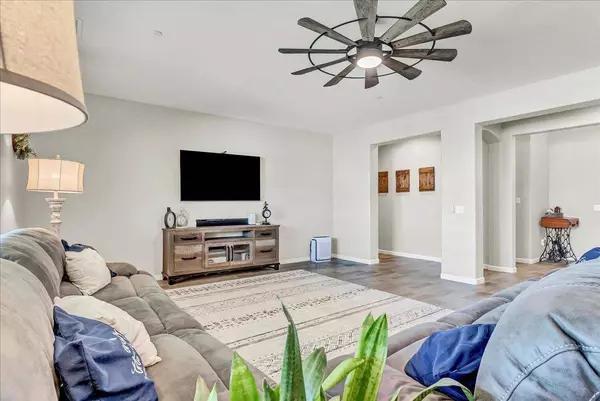 1938 W Van Gogh ST, Hanford, CA 93230